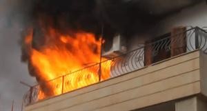 صورة بثها ناشطون لاحتراق احد المنازل نتيجة قصف قوات النظام لمدينة دير الزور 