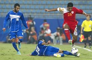 العماني يعقوب القاسمي يمر بسهولة من امام طلال العامر	الازرق كوم﻿