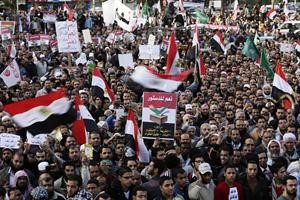 الالاف من انصار الرئيس المصري محمد مرسي يهتفون تاييدا له امس	اپ﻿