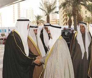 سمو الامير مصافحا مستقبليه