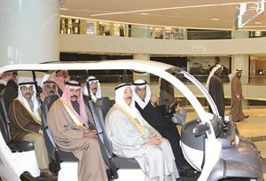 صاحب السمو الامير الشيخ صباح الاحمد وسمو ولي العهد نواف الاحمد وجاسم الخرافي والشيخ جابر العبدالله والشيخ فيصل السعود وخالد العثمان في جولة بالبرج