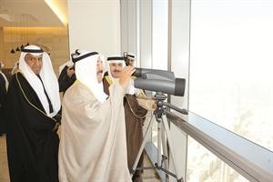 سمو الامير يشاهد الكويت من اعلى برج الحمراء