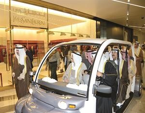 صاحب السمو ومرافقوه في جولة داخل البرج