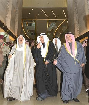 خالد العثمان يقدم شرحا لسمو الامير والشيخ علي الجراح عن مكونات البرج