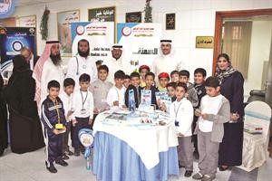 برجس السلامة مع عدد من الطلاب﻿