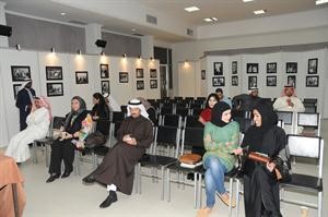 عدد من الحضور خلال الندوة