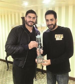 الزميل بشار جاسم يسلم درع الانباء للفنان خالد سليم ﻿