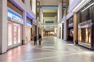 تصميم هندسي حديث لاحد اروقة داخل منطقة المول
