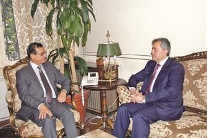 وزير الخارجية اللبنانية مستقبلا السفير السوري علي عبدالكريم في مقر الخارجية امسمحمود الطويل﻿