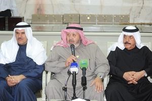 الزميل فيصل القناعي متحدثا والى جواره الحمود والفارس﻿