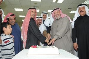 الزميل سامي النصف يشارك القناعي قطع كيكة الحفل﻿