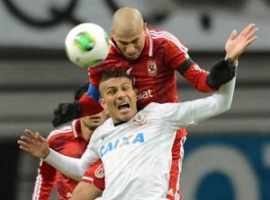 مدافع الاهلي وائل جمعة يبعد الكرة عن مهاجم كورينثيانز خوان باولو غيريرو افپ
