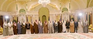 صاحب السمو الامير الشيخ صباح الاحمد وسمو ولي العهد الشيخ نواف الاحمد يتوسطان سمو رئيس الوزراء الشيخ جابر المبارك واعضاء الحكومة الجديدة