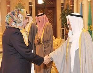 صاحب السمو الامير مصافحا ذكرى الرشيدي