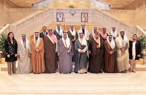 سمو رئيس الوزراء الشيخ جابر المبارك متوسطا اعضاء الحكومة الجديدة
