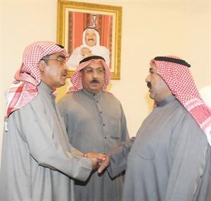 وزير شؤون الديوان الاميري مصافحا الزميل عدنان الراشد ويبدو دعايد المناع
