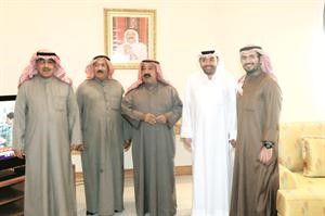 الشيخ ناصر صباح الاحمد متوسطا رئيس التحرير الزميل يوسف خالد المرزوق والشيخ دعيج فهد السلمان والزميلين دعايد المناع وعدنان الراشد