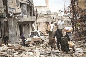 سورييون حملوا ما تبقى من حاجياتهم خلال فرارهم من حلب بعد تدمير منازلهم اپ