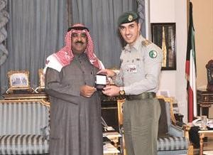 الشيخ مشعل الاحمد مكرما النقيب اسماعيل خليل﻿