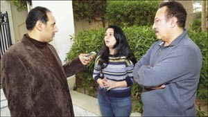 ايوب فلسطين وزوجته يتحدثان الى الزميل اسامة ابوالسعود