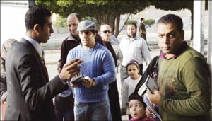 توافد المصريين على السفارة والتدقيق على الهويات هاني عبدالله