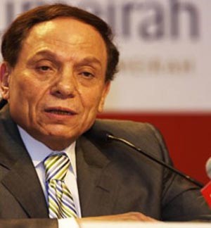 عادل إمام : تهديدي بالقتل ليس بجديد.. ووفاء عامر تتلقّى رسائل خادشة للحياء!