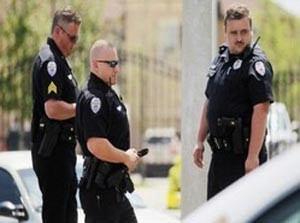شرطي يشفق على سائق ويضع له 100 دولار في بطاقة مخالفة سير نظمها بحقه.. وآخر يعتقل عريس أمريكي تأخر على زفافه
