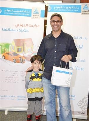 جانب من تسليم الجائزة الى احد الفائزين﻿