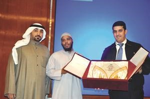دالغربللي يقدم درعا تذكارية للمهندس الاميركي