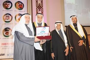  ويكرم احد المتطوعين	اسامة ابوعطية﻿