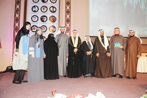 تكريم سمية الميمني ووالدتها ووالدها واخوتها﻿