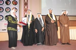درع تكريم جريدة الانباء تتسلمها الزميلة ليلى الشافعي﻿