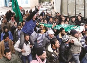 مئات الفلسطينيين يشيعون شهيدا سقط بنيران جنود اسرائليين في الضفة امس	رويترز﻿