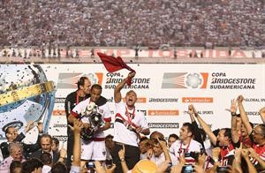 لاعب ساو باولو لوكاس يحتفل مع زملائه بالكاس رغم عدم اكمال المباراة النهائية اپ

