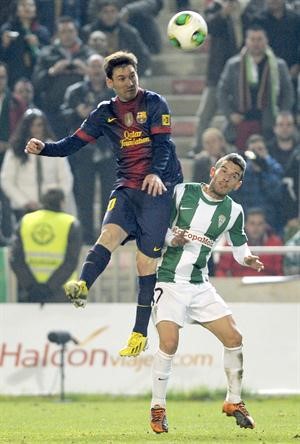نجم برشلونة ليونيل ميسي يحول الكرة براسه اپ