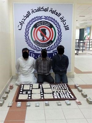 الوافدون وامامهم المضبوطات