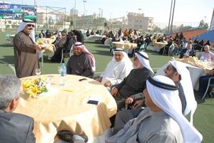 دعبدالمحسن الخرافي مع عدد من العاملين بالامانة خلال الحفل﻿