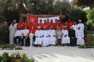 السفير العماني سالم المعشني في صورة تذكارية مع اللاعبين اسامة ابوعطية
