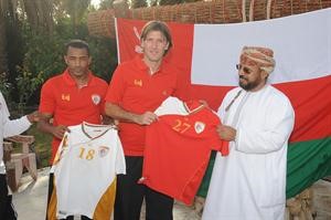 المعشني يتلقى هدية لقميص المنتخب من المدرب فيليب ليروي