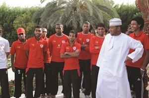 عدد من اللاعبين خلال زيارتهم للسفير
