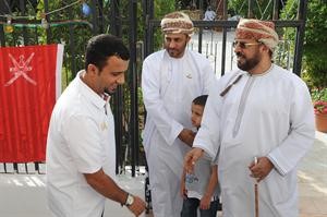السفير يصافح اللاعب اسماعيل العجمي