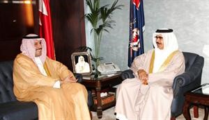 السفير الشيخ عزام الصباح خلال لقائه الفريق الركن الشيخ راشد بن عبدالله ال خليفة﻿