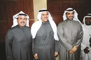 الشيخ سلمان الحمود متوسطا الشيخ محمد العبدالله والشيخ حمد جابر العلي	هاني عبدالله﻿