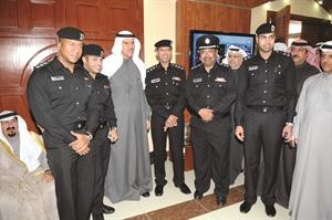 الشيخ سلمان الحمود متوسطا عددا من القيادات الامنية﻿