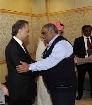 الوزير دالهيفي مستقبلا مهنئيه
