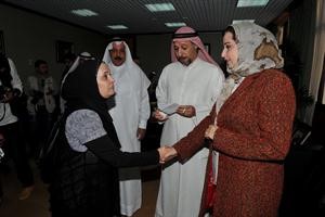 الوزيرة الرشيدي تصافح الزميلة بشرى شعبان﻿