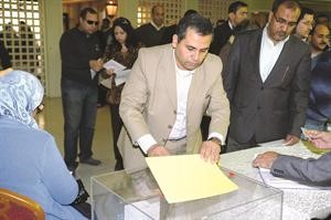 احد المصريين يدلي بصوته
