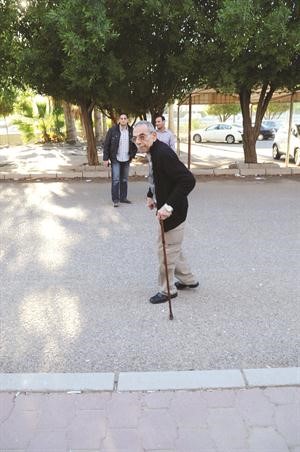 حرص على الادلاء بصوته رغم كبر سنه
