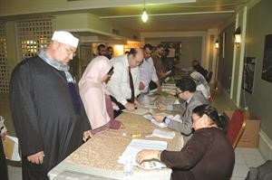 جانب من عملية التصويت اسامة ابو عطية