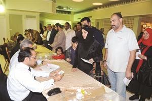 ومواطنون ينتظرون دورهم للتصويت
